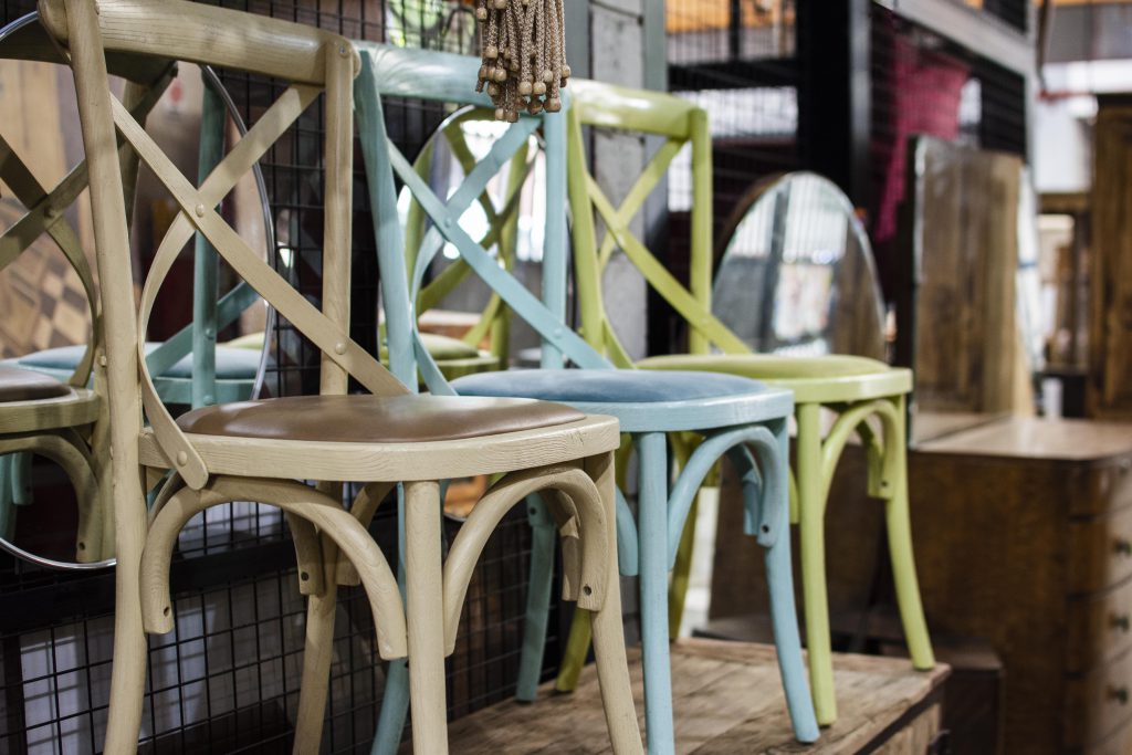 Meble retro – kolorowe krzesła vintage w ofercie sklepu z antykami