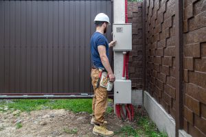 Rozdzielnica skrzynka elektryczna podczas przeglądu instalacji przy bramie