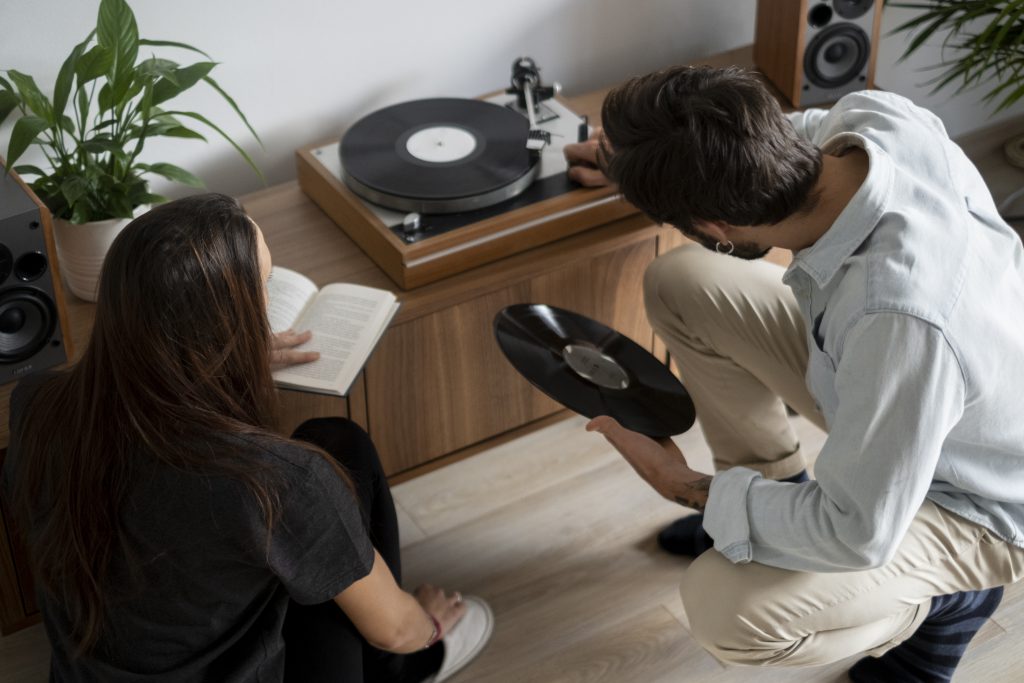 Komody na winyle z gramofonem w nowoczesnym salonie podczas słuchania muzyki