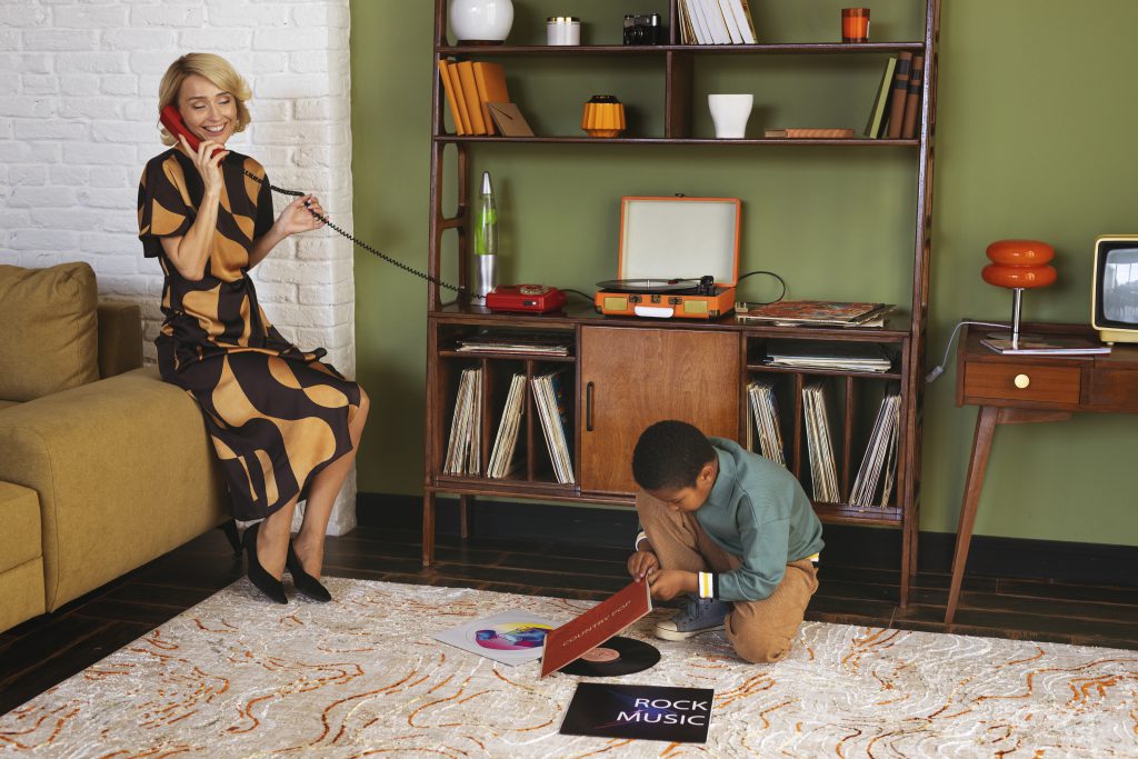 Komody na winyle w salonie retro z gramofonem i kolekcją płyt