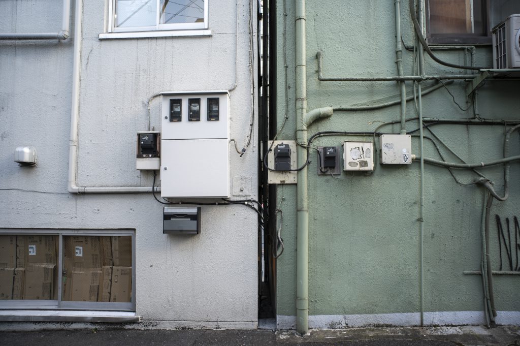 Rozdzielnice prądowe zamontowane na elewacji budynków wraz z instalacją kablową